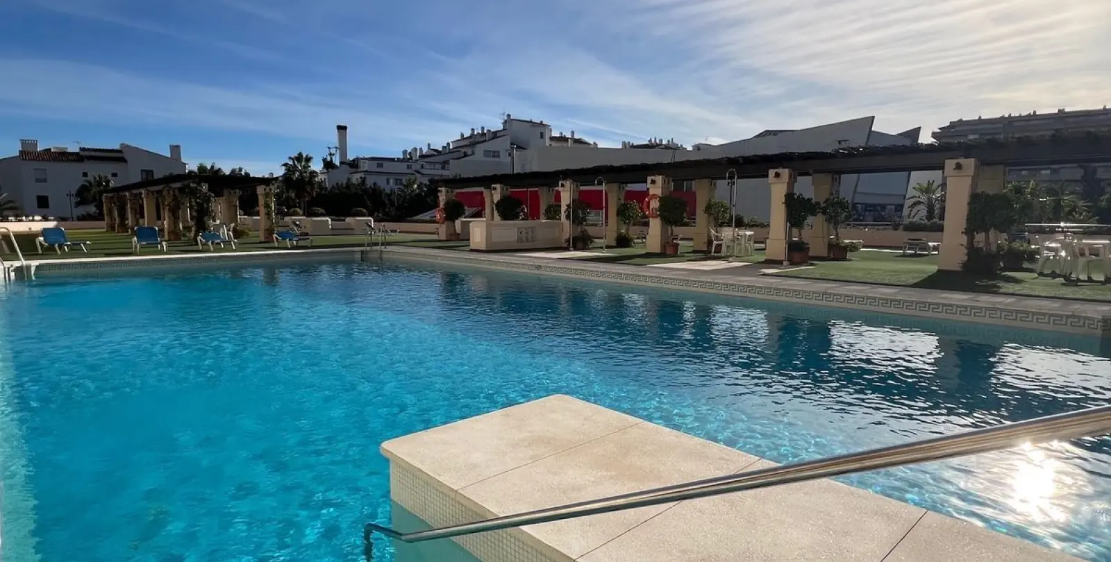 Sale of middle floor apartment in Puerto Banús 26