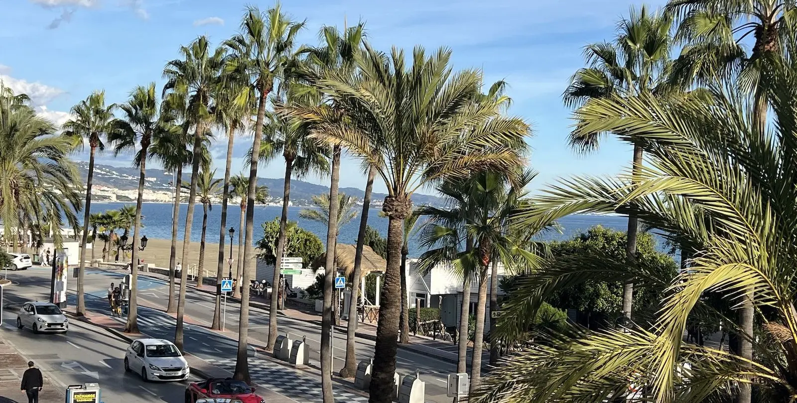 Sale of middle floor apartment in Puerto Banús 27