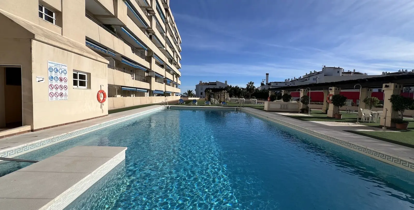 Sale of middle floor apartment in Puerto Banús 28