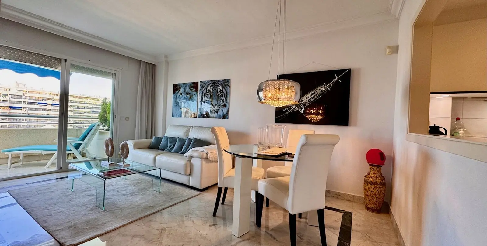 Sale of middle floor apartment in Puerto Banús 3