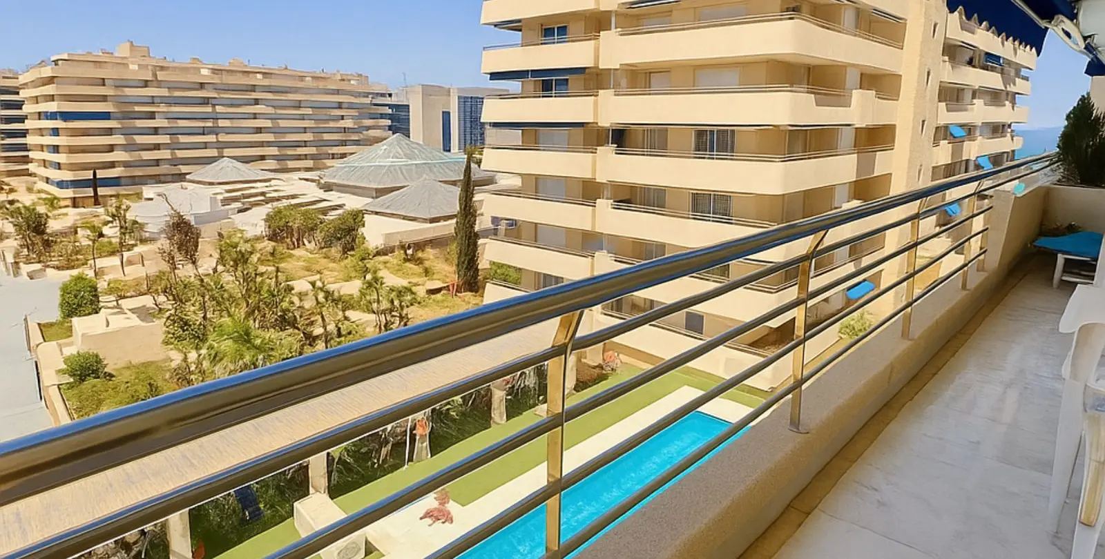 Sale of middle floor apartment in Puerto Banús 15