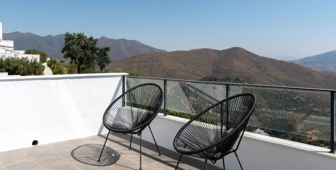 Sale of townhouse in La Mairena 12