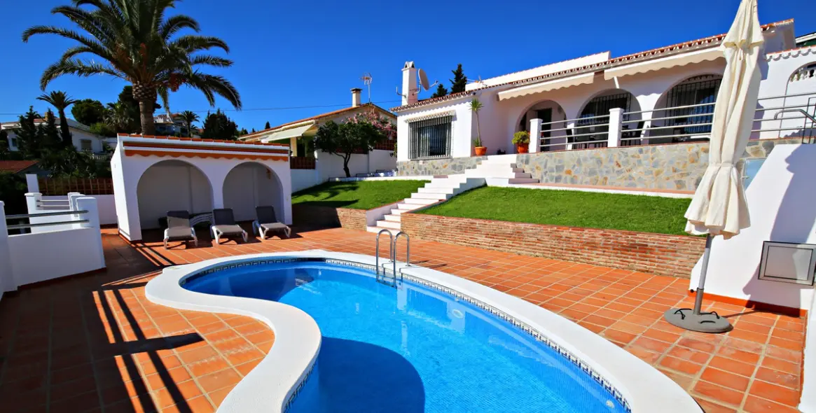 Продажа  отдельно стоящей виллы в Caleta de Vélez 1