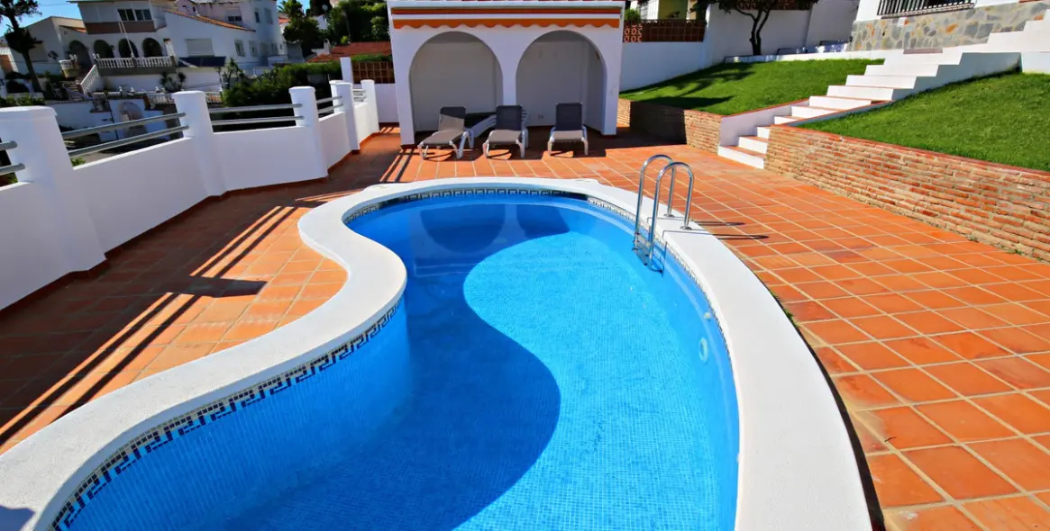 Продажа  отдельно стоящей виллы в Caleta de Vélez 3