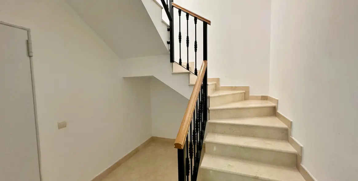 Продажа дома на две семьи в Benahavís 18