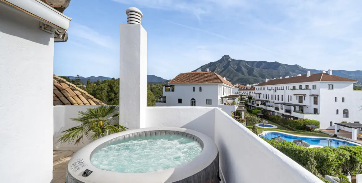 Sale of penthouse in The Golden Mile 1