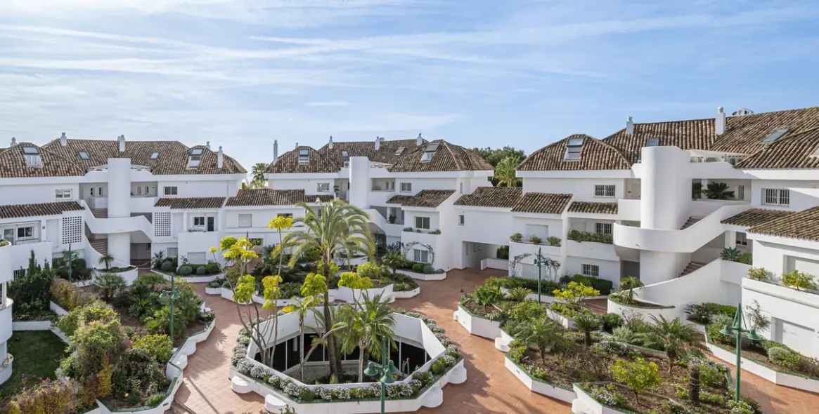 Sale of penthouse in The Golden Mile 8