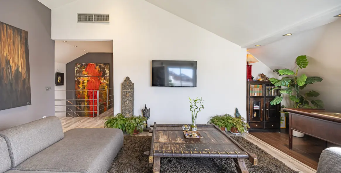 Sale of penthouse in The Golden Mile 9