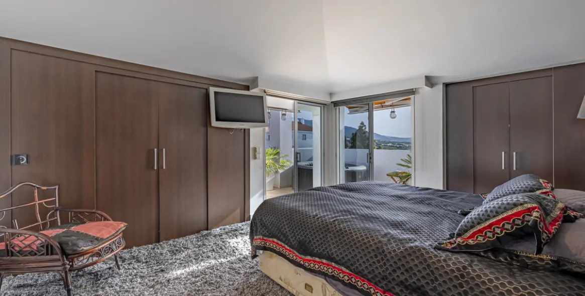 Sale of penthouse in The Golden Mile 11