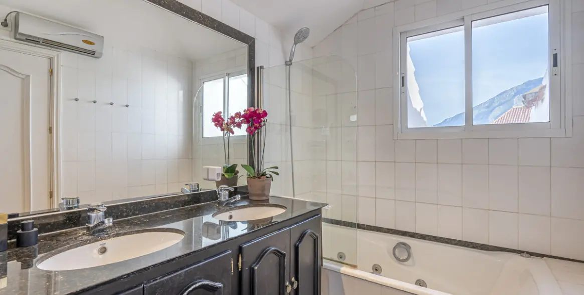 Sale of penthouse in The Golden Mile 16