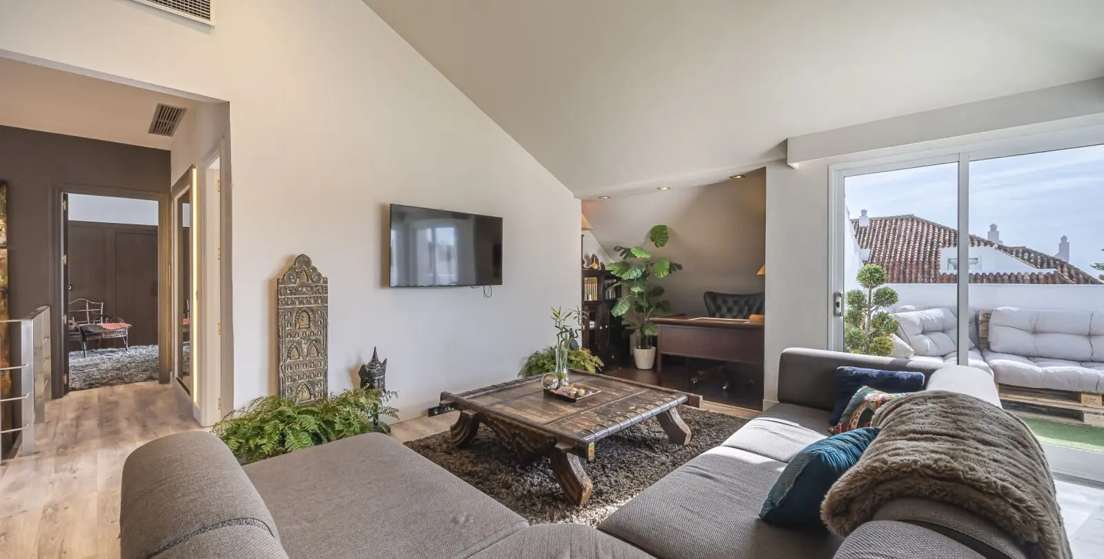Sale of penthouse in The Golden Mile 6