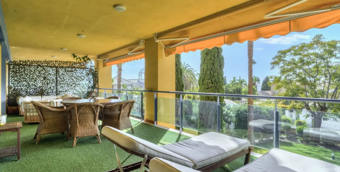 Sale of middle floor apartment in Marbella East (district Bahia De Marbella) 1
