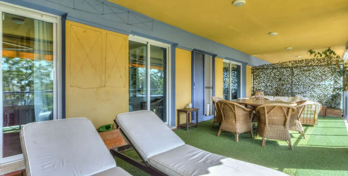 Sale of middle floor apartment in Marbella East (district Bahia De Marbella) 2