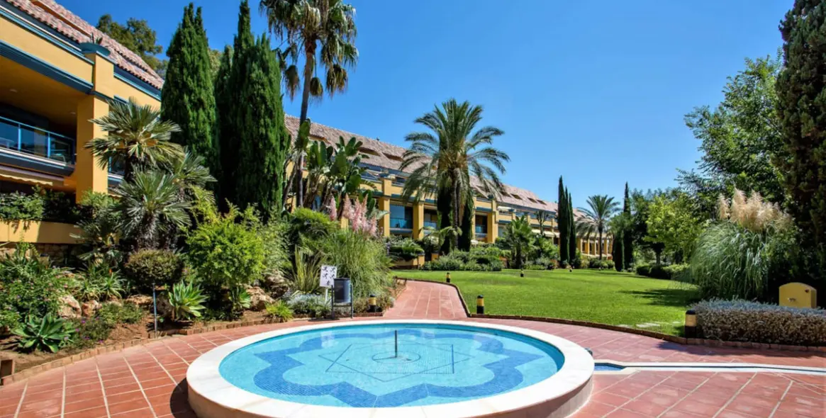 Sale of middle floor apartment in Marbella East (district Bahia De Marbella) 3