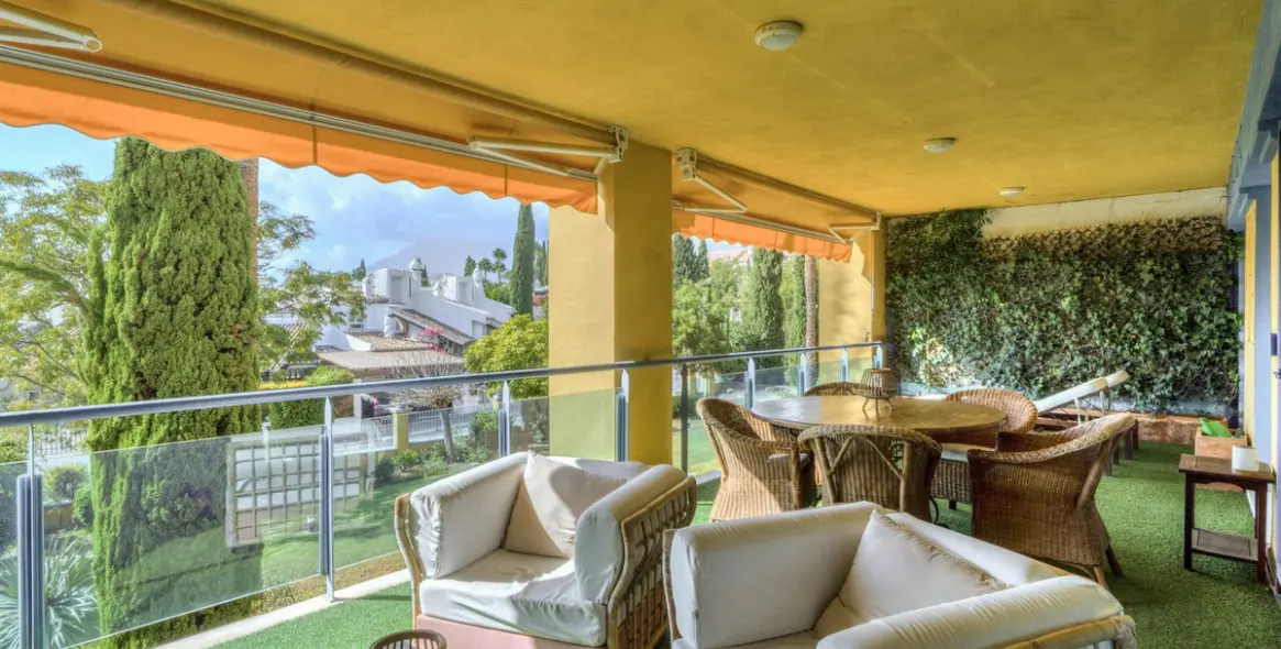 Sale of middle floor apartment in Marbella East (district Bahia De Marbella) 5