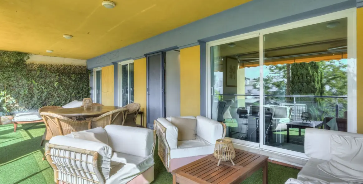 Sale of middle floor apartment in Marbella East (district Bahia De Marbella) 6