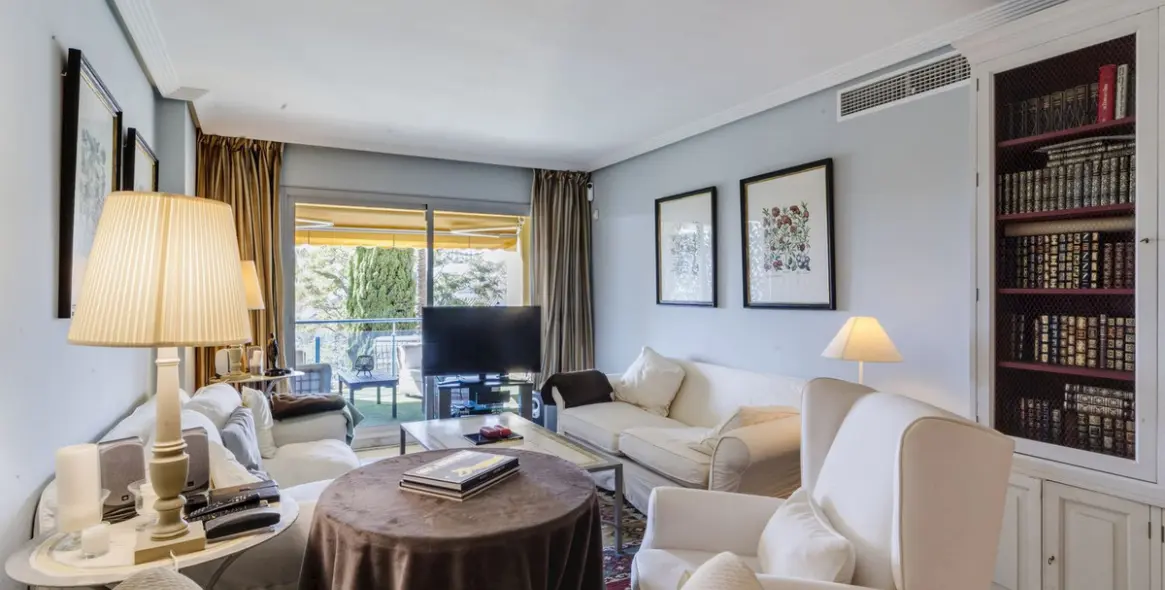 Sale of middle floor apartment in Marbella East (district Bahia De Marbella) 8