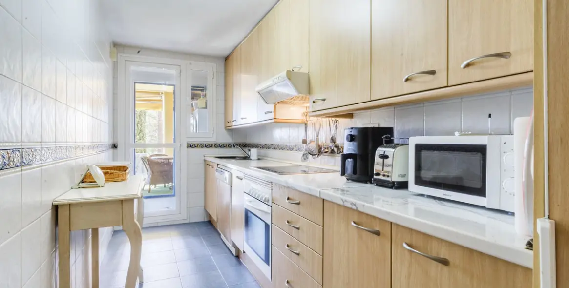 Sale of middle floor apartment in Marbella East (district Bahia De Marbella) 10