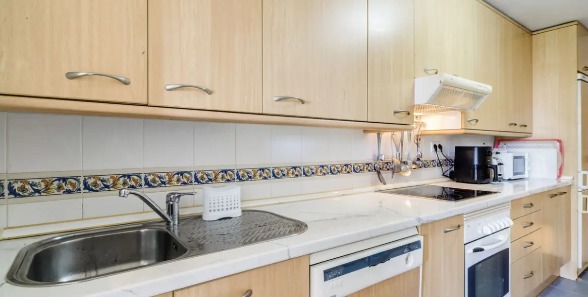 Sale of middle floor apartment in Bahía de Marbella 11