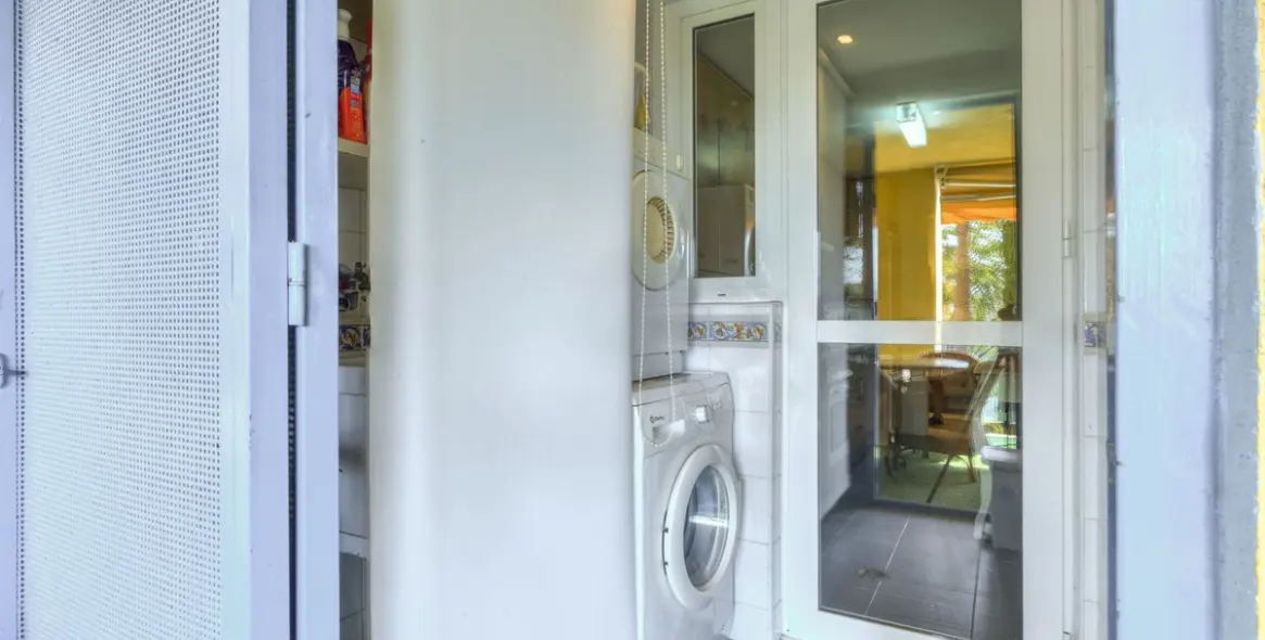 Sale of middle floor apartment in Bahía de Marbella 12