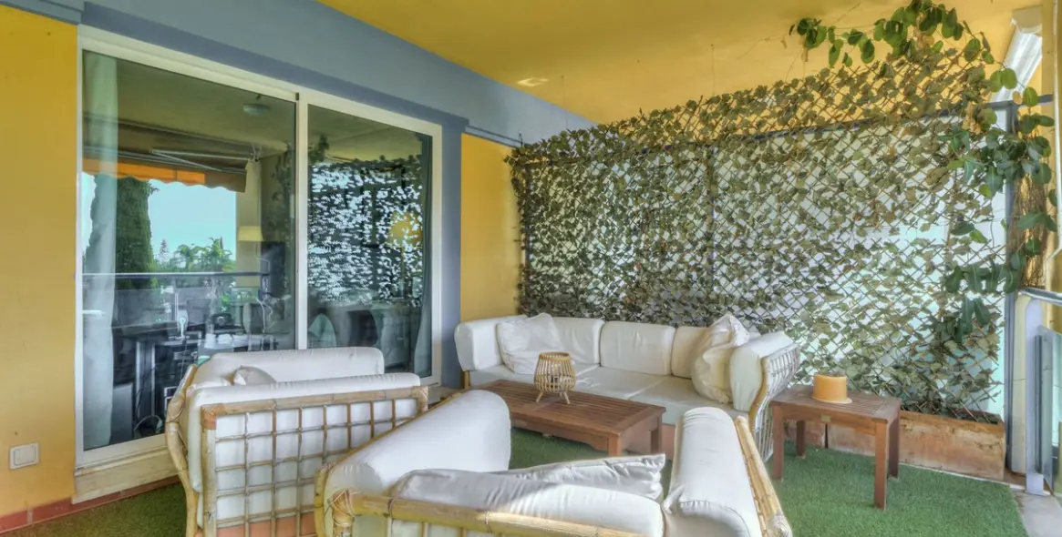 Sale of middle floor apartment in Bahía de Marbella 13