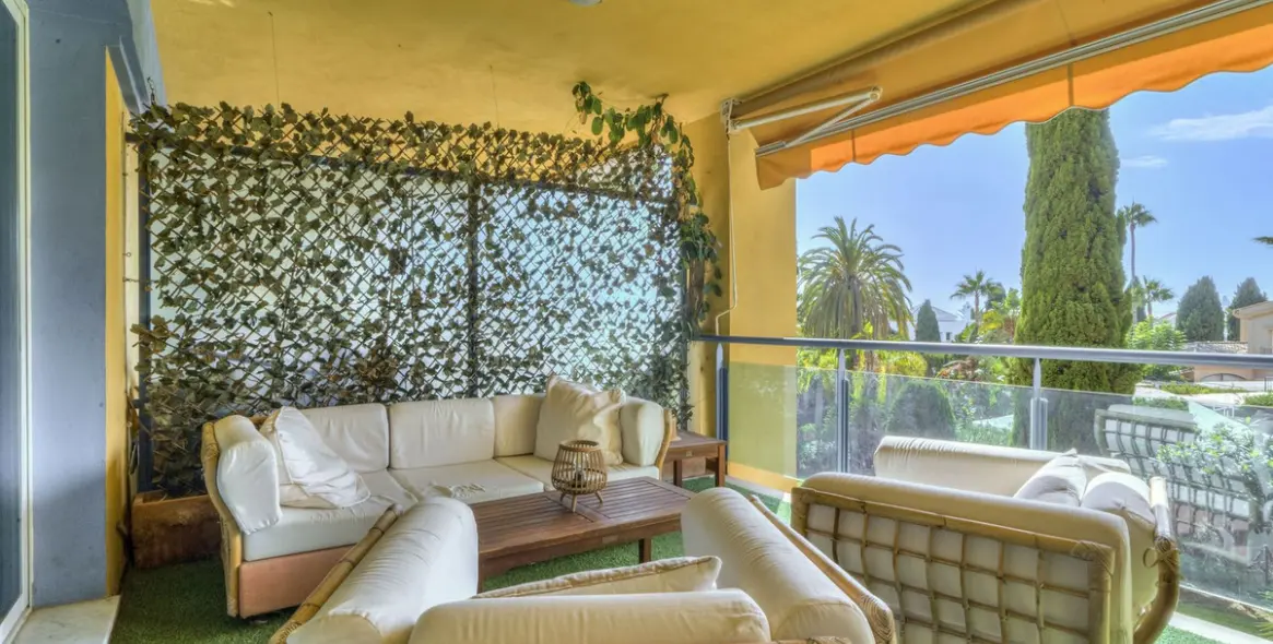 Sale of middle floor apartment in Bahía de Marbella 14