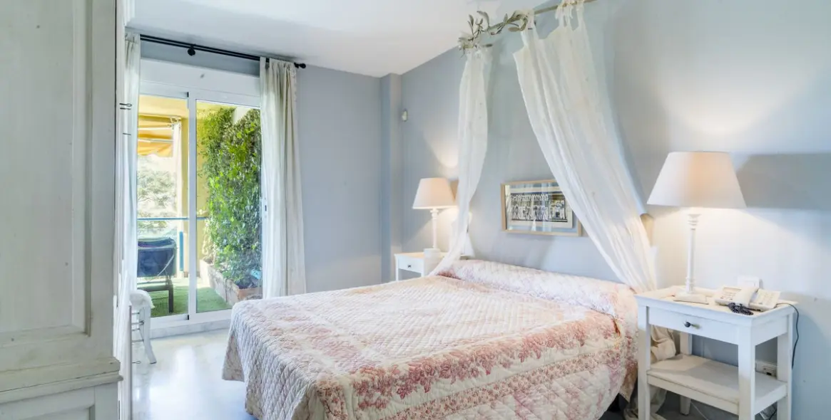 Sale of middle floor apartment in Bahía de Marbella 15