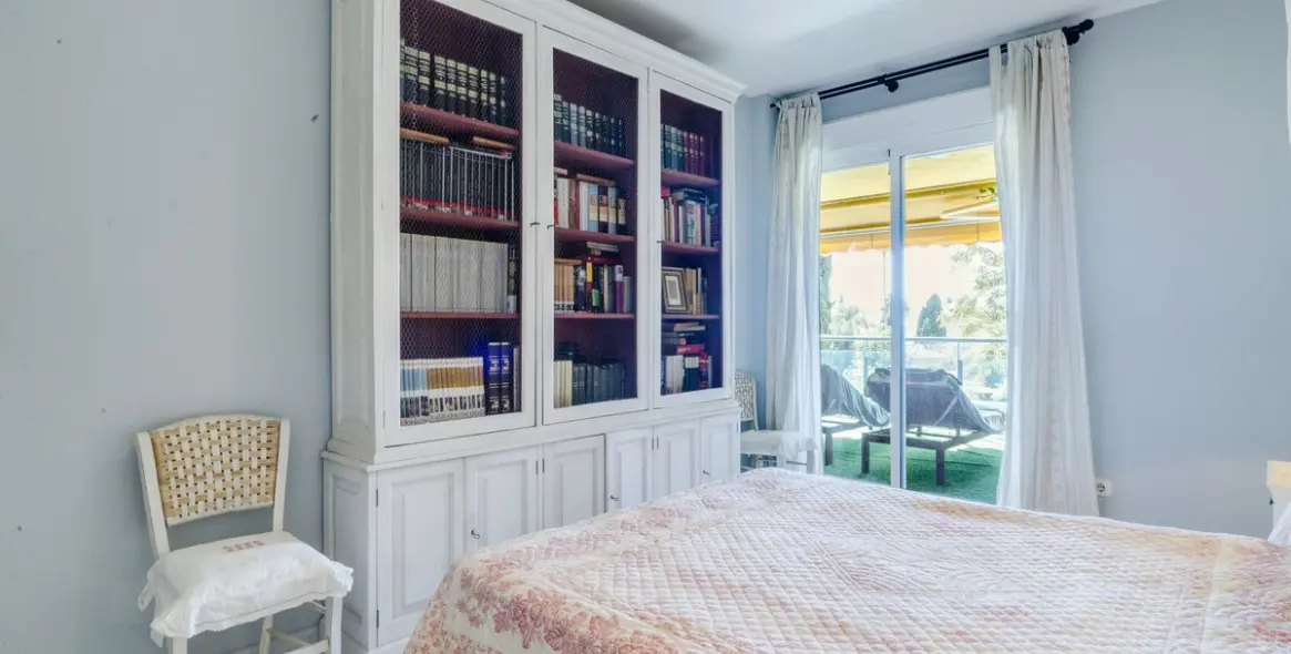 Sale of middle floor apartment in Bahía de Marbella 16