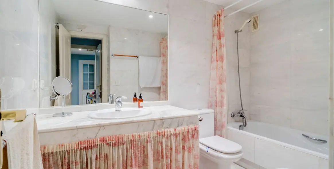 Sale of middle floor apartment in Bahía de Marbella 17