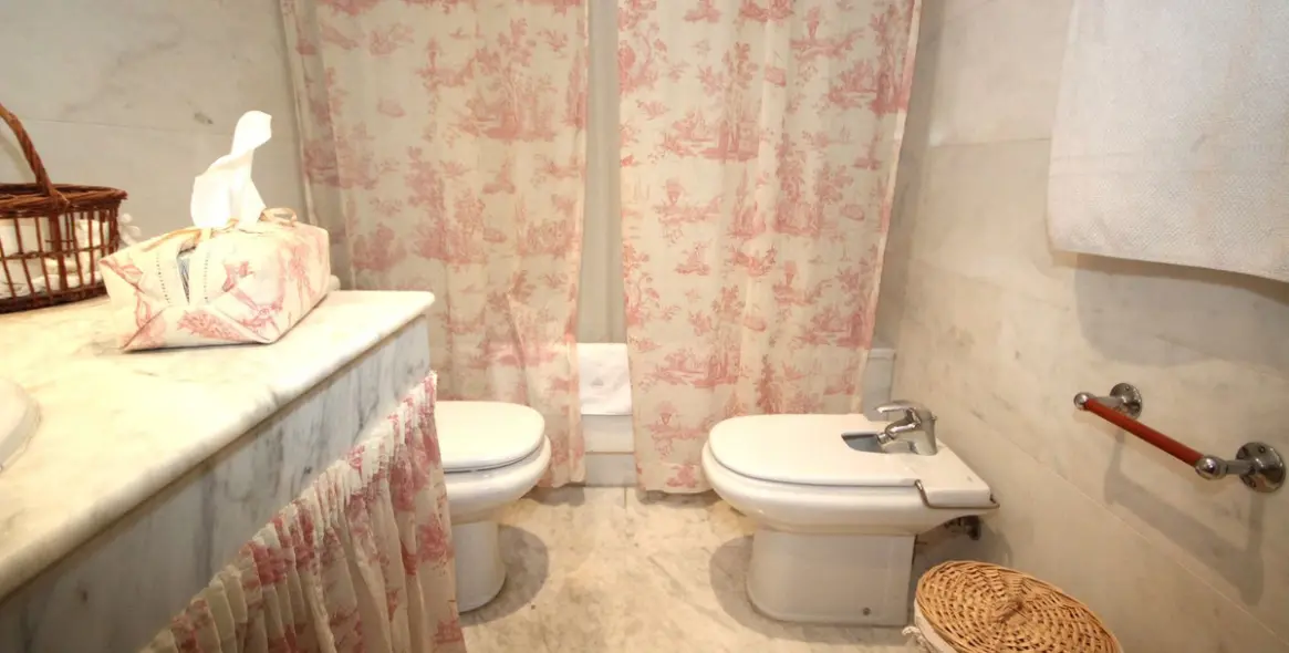 Sale of middle floor apartment in Bahía de Marbella 18