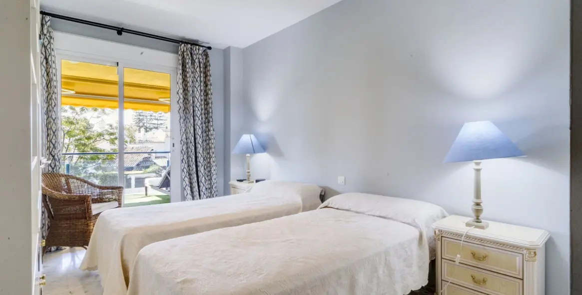 Sale of middle floor apartment in Bahía de Marbella 19