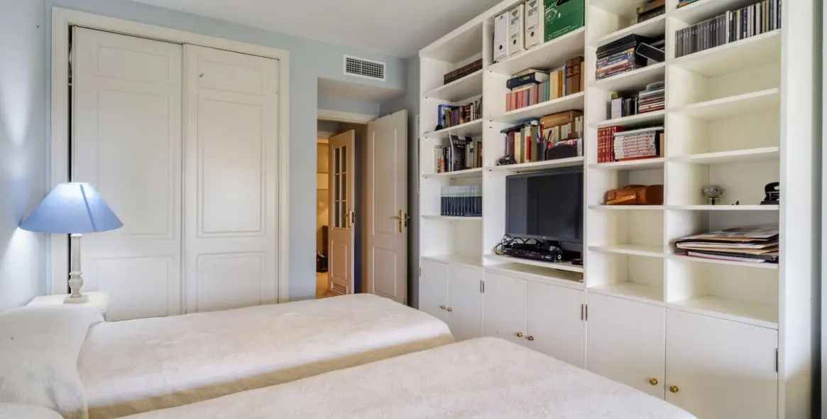 Sale of middle floor apartment in Bahía de Marbella 20