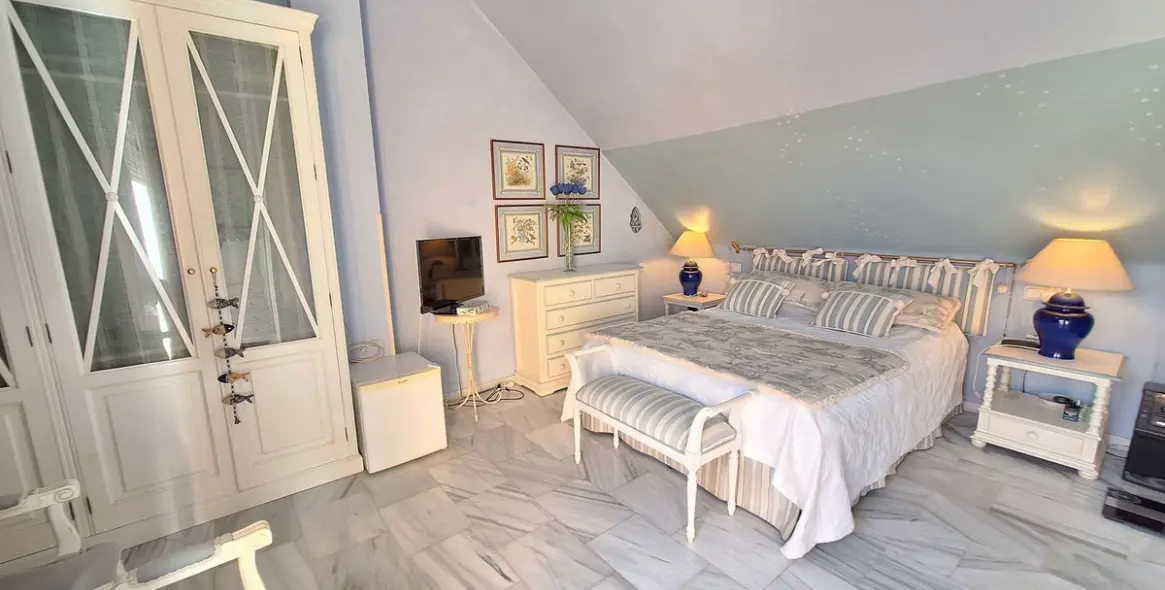 Venta de ático dúplex en Elviria 30