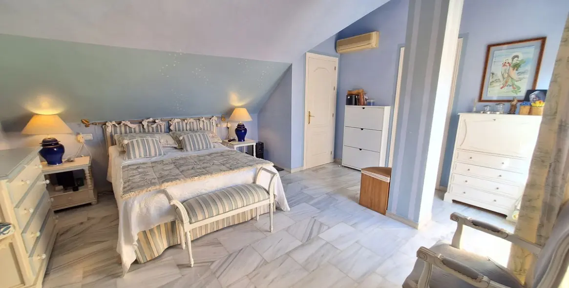 Venta de ático dúplex en Elviria 31