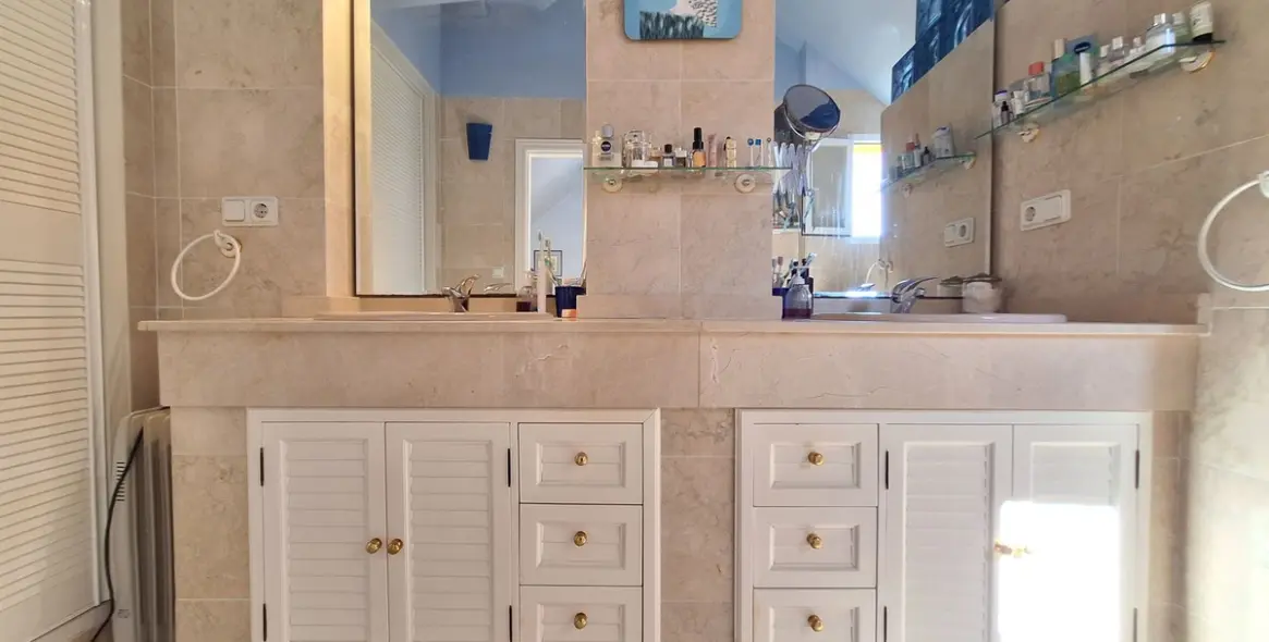 Venta de ático dúplex en Elviria 32