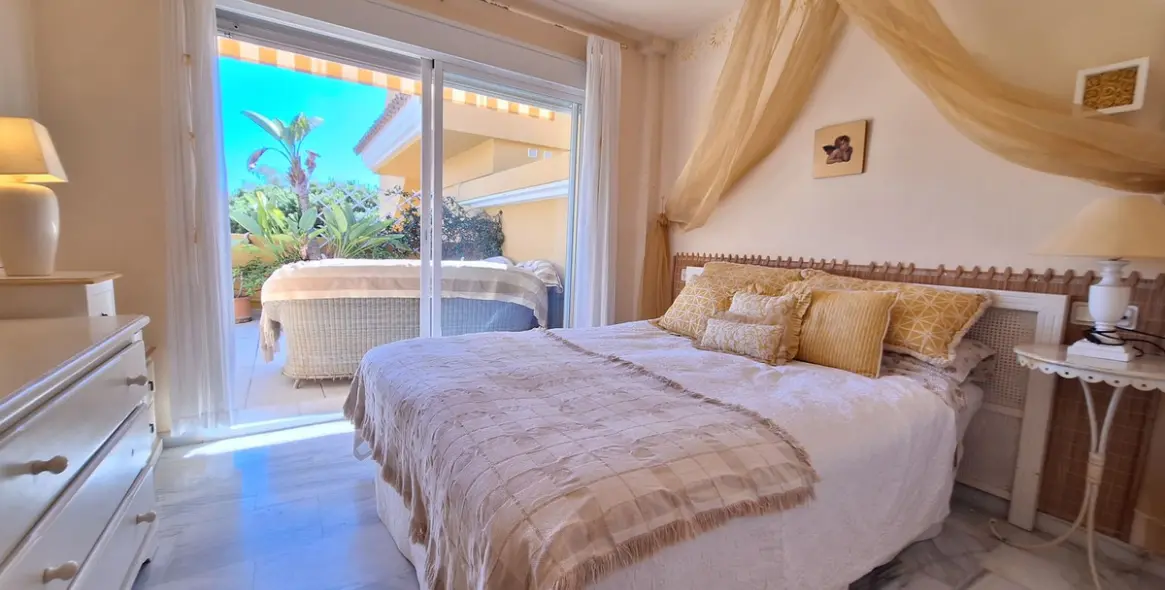 Продажа двухуровневого пентхауса в Elviria 19