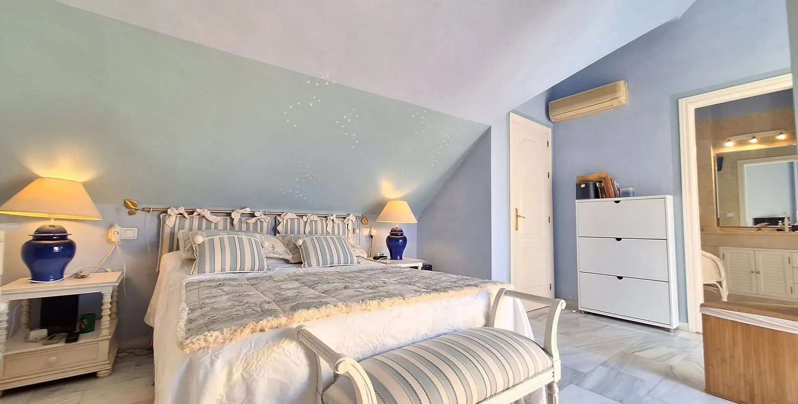 Sale of penthouse duplex in Elviria 28