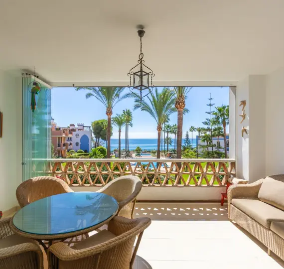 Sale of middle floor apartment in Casares Playa