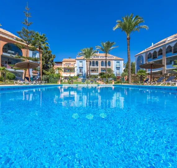 Sale of middle floor apartment in Casares Playa