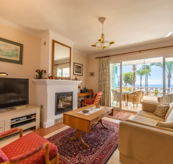 Sale of middle floor apartment in Casares Playa