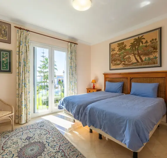 Sale of middle floor apartment in Casares Playa