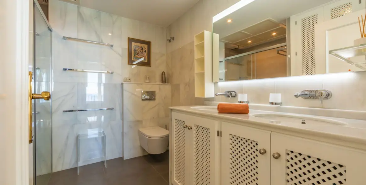 Sale of middle floor apartment in Casares Playa 33