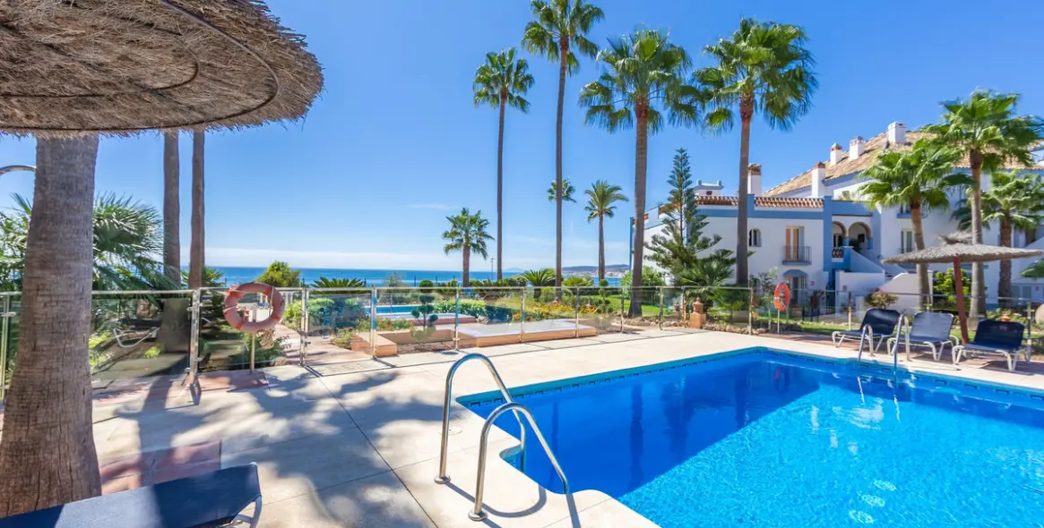 Sale of middle floor apartment in Casares Playa 44