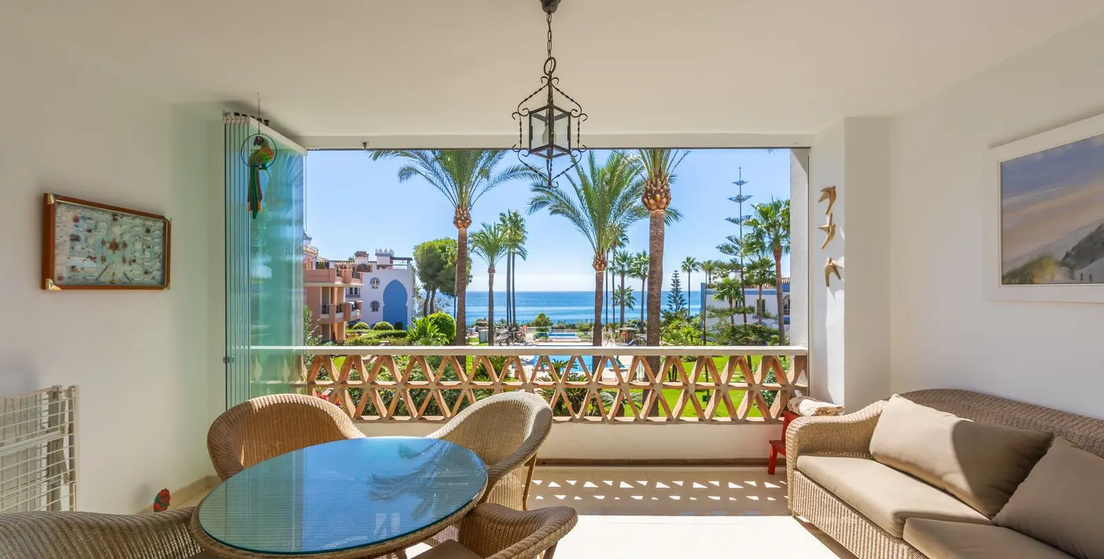 Продажа апартаментов на среднем этаже в Casares Playa 1