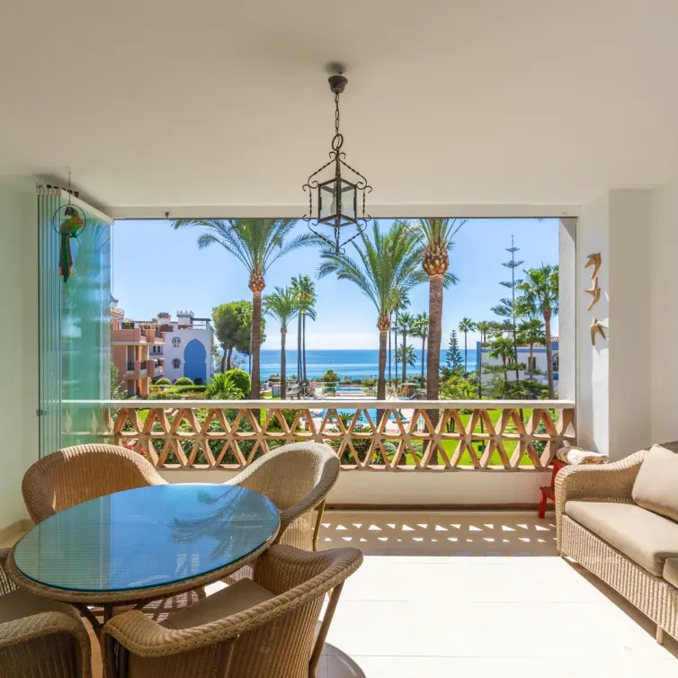 Sale of middle floor apartment in Casares Playa