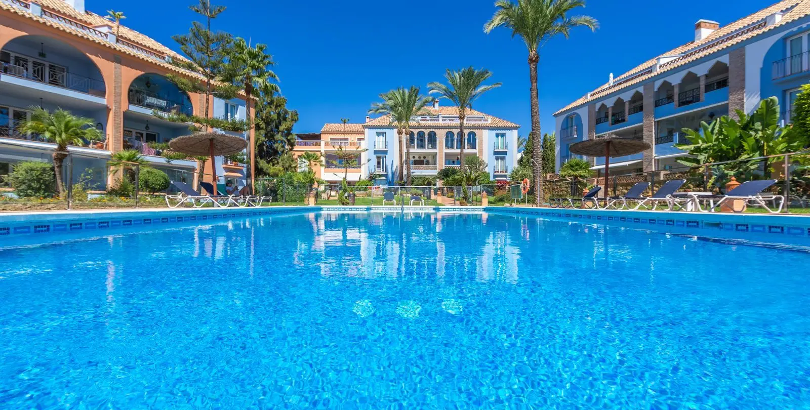 Продажа апартаментов на среднем этаже в Casares Playa 2