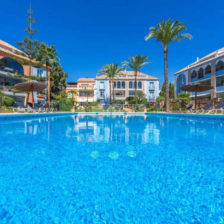 Sale of middle floor apartment in Casares Playa