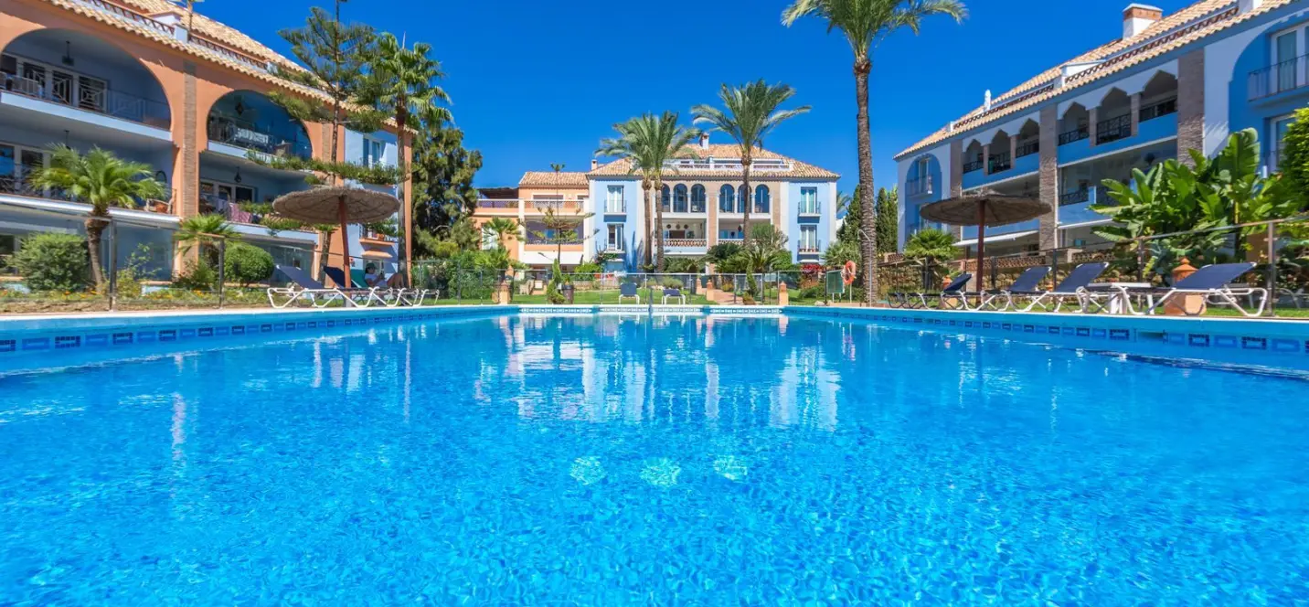 Sale of middle floor apartment in Casares Playa 1