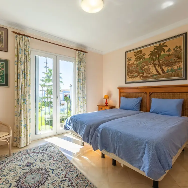 Sale of middle floor apartment in Casares Playa
