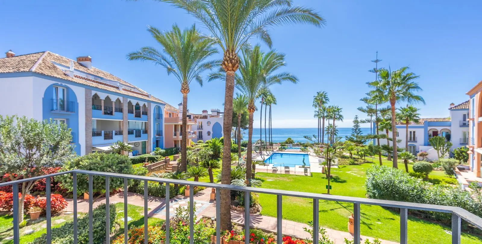 Продажа апартаментов на среднем этаже в Casares Playa 7